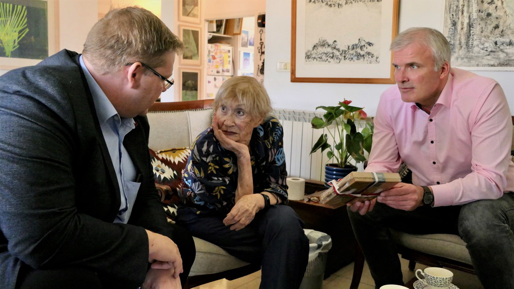 Die Erfurter Delegation um Oberbürgermeister Bausewein wird im Studio von Ruth Horam in Jerusalem an deren 89. Geburtstag empfangen.