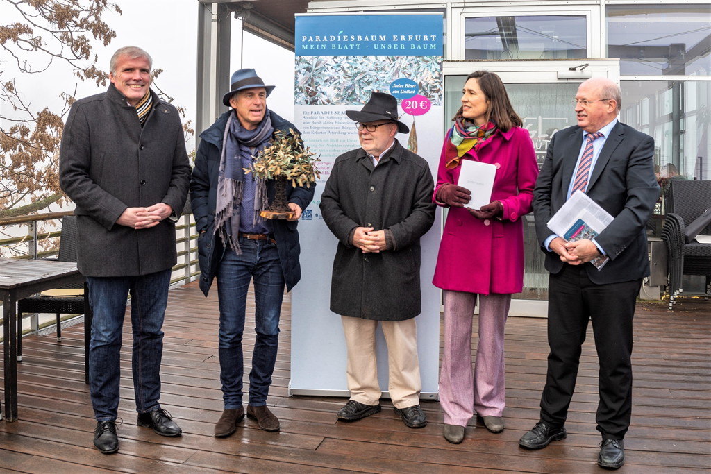 Die Freunde und Partner des Paradiesbaum – von links nach rechts: Andreas Bausewein, Oberbürgermeister Stadt Erfurt; Martin Kranz, Intendant Achava Festspiele; Karl-Heinz Kindervater; Tourismusverein Erfurt e. V.; Dr. Alexandra Nocke, Kuratorin; Dieter Bauhaus, Vorstand Sparkasse Mittelthüringen