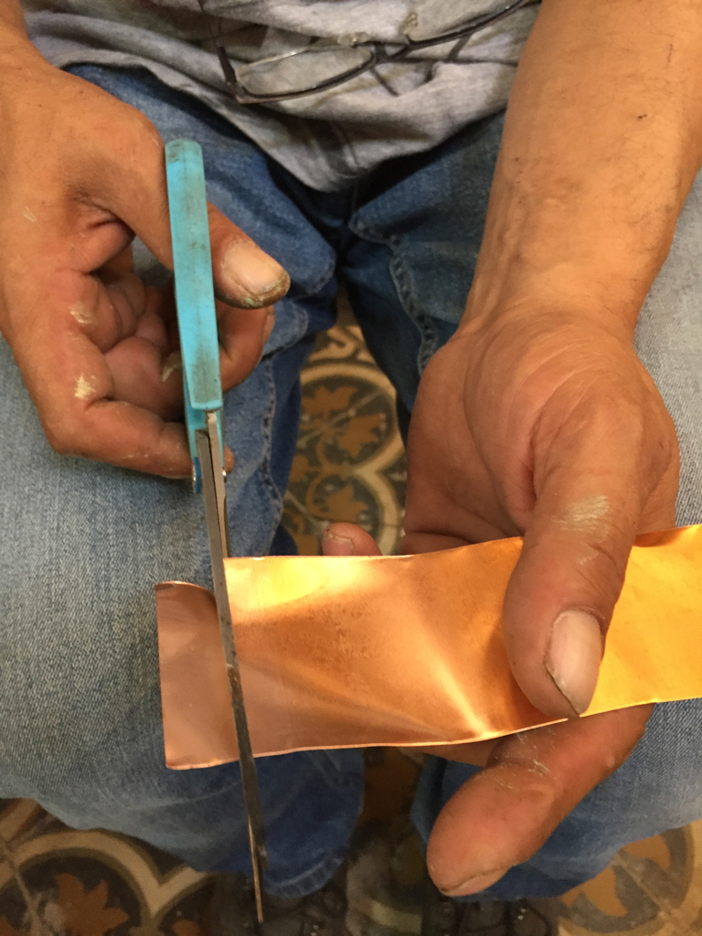 Nihad Dabeet schneidet ein Blatt aus einer Kupferplatte, Ramle, 2019 (© Rainer Lendler)