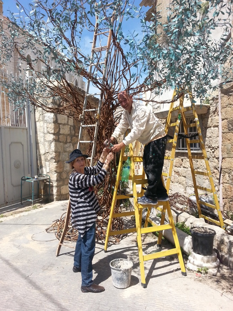 Ruth Horam und Nihad Dabeet bei der Fertigung eines Olivenbaumes, Studio in Ramle, 2019 (© Horam/Dabeet)