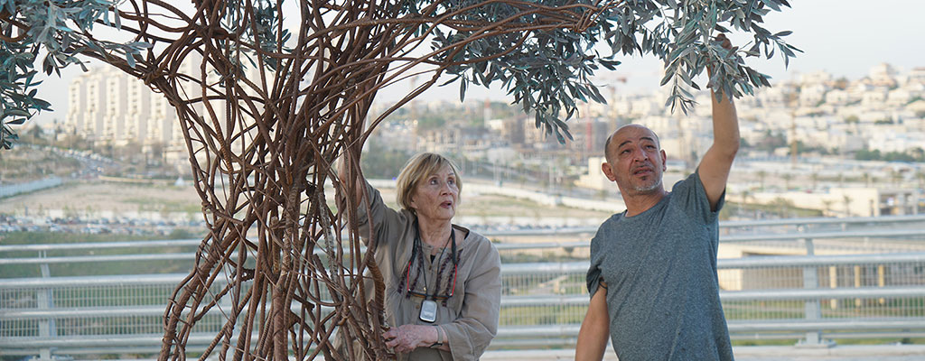 Die Künstler Ruth Horam und Nihad Dabeet, Olivenbaum-Skulptur in Modi’in (Israel), 2017 (© Horam/Dabeet)